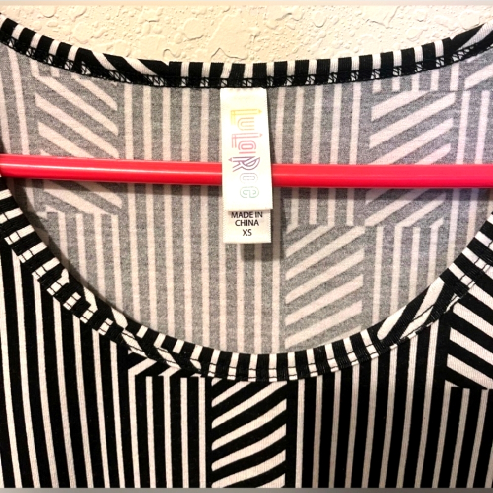 ❤️ 3 For $18 LulaRoe Shirt High/Low Black & White Top EUC - Picture 3 of 3